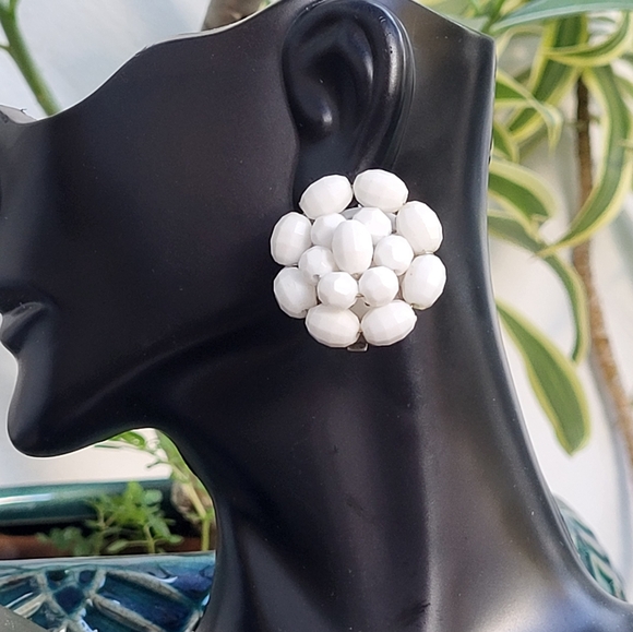 Vintage beaded clip-ons - Picture 1 of 6